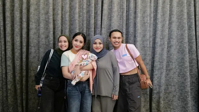 6 Potret Artis Jenguk Anak Aurel Hermansyah, Usia Baby Azura Sudah 1 Bulan