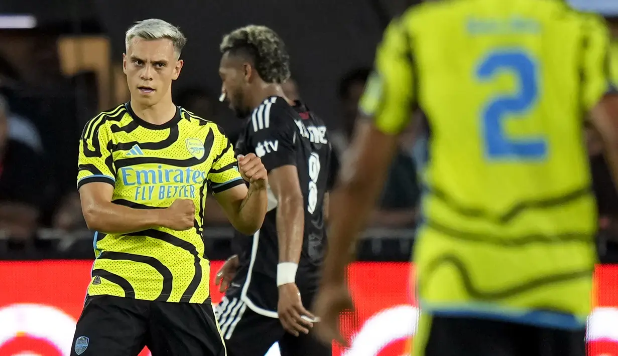Selebrasi striker Arsenal, Leandro Trossard setelah mencetak gol kedua timnya ke gawang MLS All-Stars pada laga pramusim 2023/2024 di Washington DC, Amerika Serikat, Kamis (20/7/2023) pagi WIB. (AP Photo/Alex Brandon)