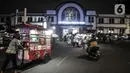 Pedagang membawa dagangannya saat petugas Satpol PP melakukan penertiban di kawasan Kota Tua, Jakarta, Kamis (31/12/2020). Penertiban dilakukan guna mencegah kerumunan seiring larangan bagi warga merayakan malam Tahun Baru di Kota Tua di tengah pandemi COVID-19. (merdeka.com/Iqbal S. Nugroho)