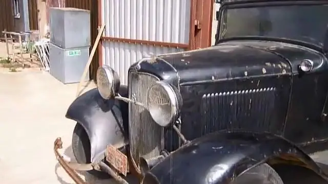 Hebat, mobil kuno tahun 1932 ini bisa menyala lagi setelah 50 tahun didiamkan.
