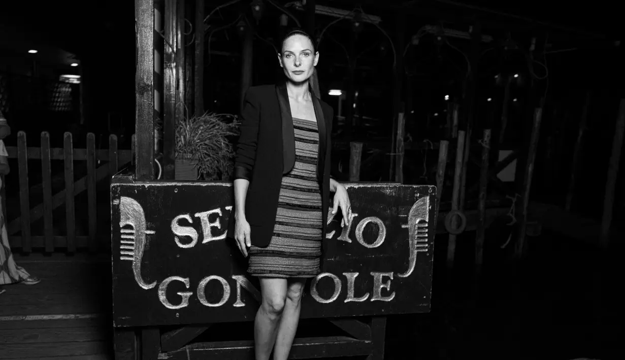 Rebecca Fergusn tampil dengan dress dark pink koleksi Fall/Winter 2020/21