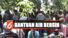 Agar pembagian merata, warga pun ditahan untuk mengambil air sebelum bak penampungan terisi penuh.