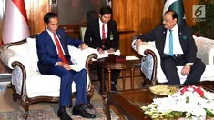 Presiden Joko Widodo berbincang dengan Presiden Pakistan Mamnoon Hussain di Istana Kepresidenan Aiwan-e-Sadr, Islamabad, (26/1). Pertemuan membahas pemberlakuan Preferential Trade Agreement (PTA) 2013. (Liputan6.com/Pool/Rusman Biro Pers Setpres)