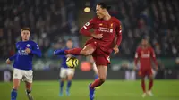 Pemain Liverpool Virgil van Dijk mengontrol bola dengan kakinya saat menghadapi Leicester City pada pertandingan Liga Inggris di King Power Stadium, Leicester, Inggris, Kamis (26/12/2019). Liverpool menang 4-0. (Oli SCARFF/AFP)