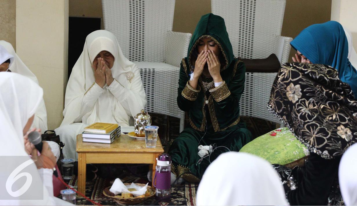 Pedangdut Julia Perez atau Jupe tampak khusyuk mengikuti pengajian di kediaman sang ibu, Sri Wulansih, di kawasan Kelapa Dua, Depok, Kamis (29/12). Pengajian tersebut digelar bertepatan dengan hari ulang tahun ibunda Jupe. (Liputan6.com/Herman Zakharia)