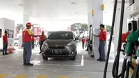 Petugas SPBU Shell mengisi bahan bakar mobil di kawasan bisnis Soewarna, Bandara Soetta, Tangerang, Banten, Kamis (19/4). Shell menambah SPBU di kawasan Bandara Soetta untuk memenuhi kebutuhan bahan bakar berkualitas.(Liputan6.com/Angga Yuniar)