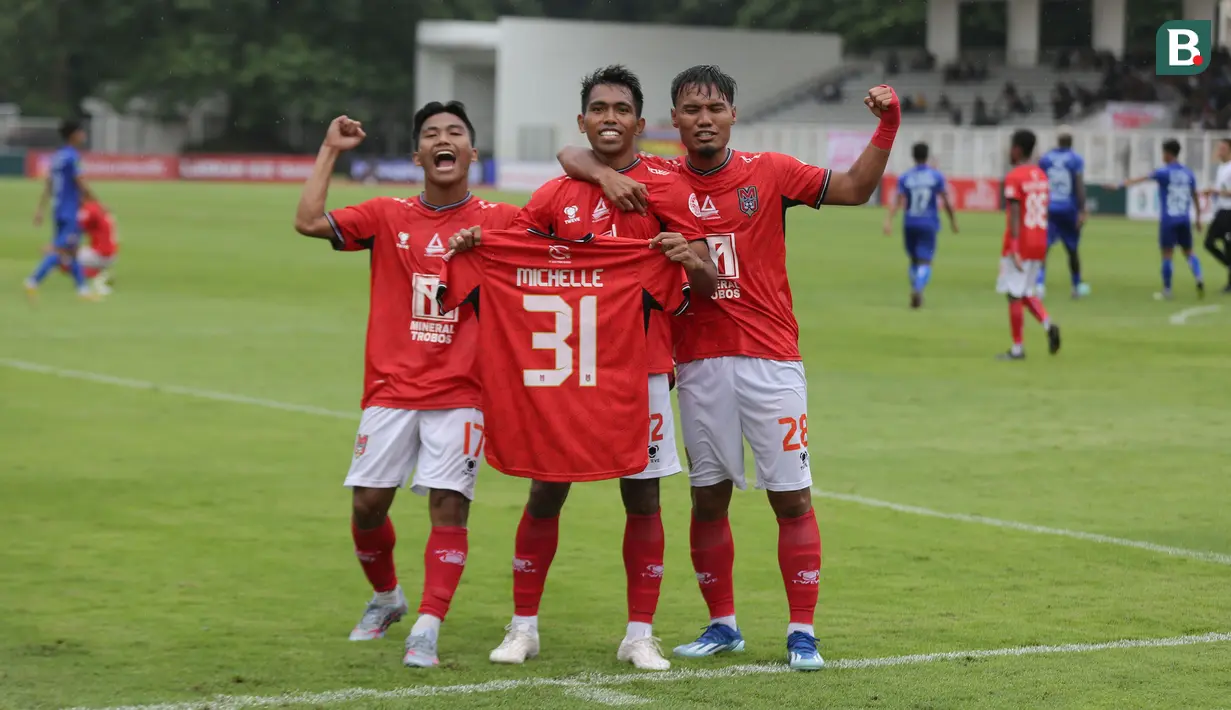 <p>Selebrasi pemain Malut United, Frets Butuan (tengah) bersama rekan setim setelah mencetak gol penyeimbang 1-1 ke gawang Persiraja Banda Aceh lewat eksekusi penalti pada laga leg kedua perebutan tempat ketiga Pegadaian Liga 2 2023/2024 atau playoff promosi Liga 1 2024/2025 di Stadion Madya, Senayan, Jakarta, Sabtu (9/3/2024). (Bola.com/Abdul Aziz)</p>