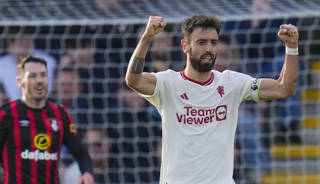Selebrasi gelandang Manchester United, Bruno Fernandes setelah mencetak gol penyeimbang 1-1 ke gawang Bournemouth pada laga pekan ke-33 Premier League 2023/2024 di Vitality Stadium, Bournemouth, Sabtu (13/4/2024). (AP Photo/Kirsty Wigglesworth)