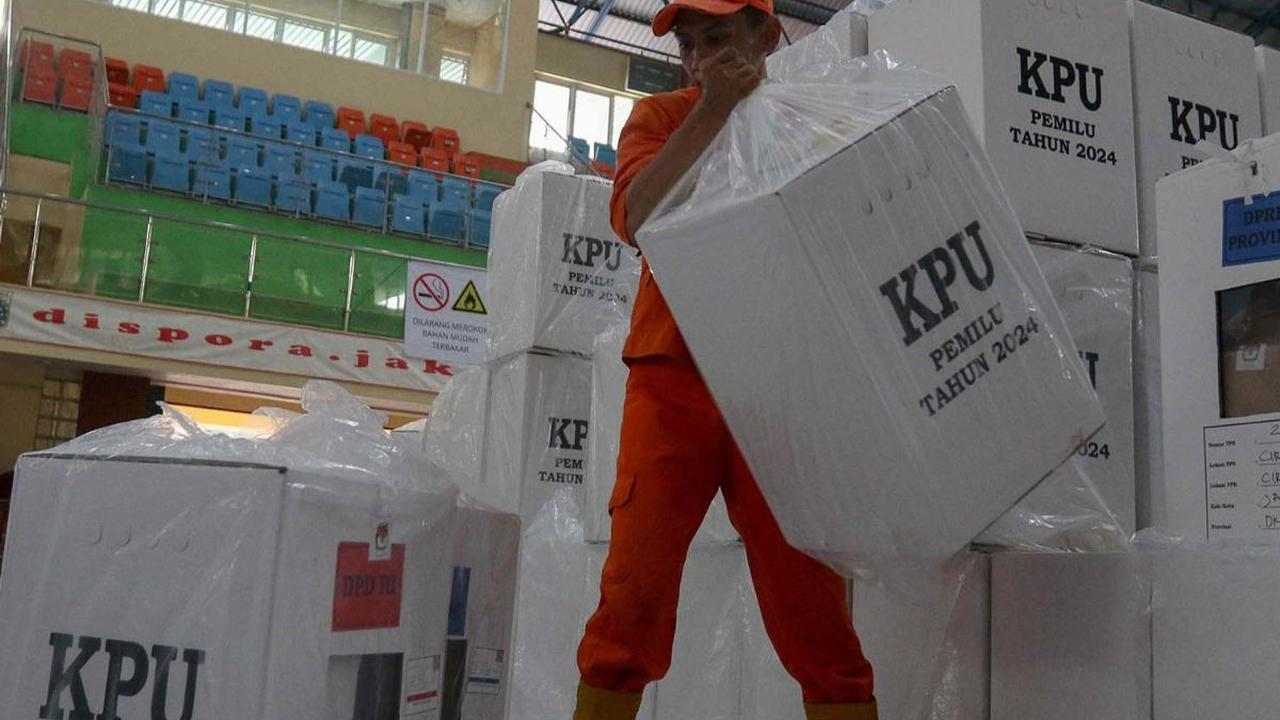 Petugas menata logistik Pemilu 2024 saat tiba di gudang penampungan logistik KPU Kota Administrasi Jakarta Timur, Kamis (15/2/2024). KPU Jakarta Timur (Jaktim) menarik kembali logistik Pemilu 2024, seperti kotak suara, surat suara, hinga bilik setelah keg