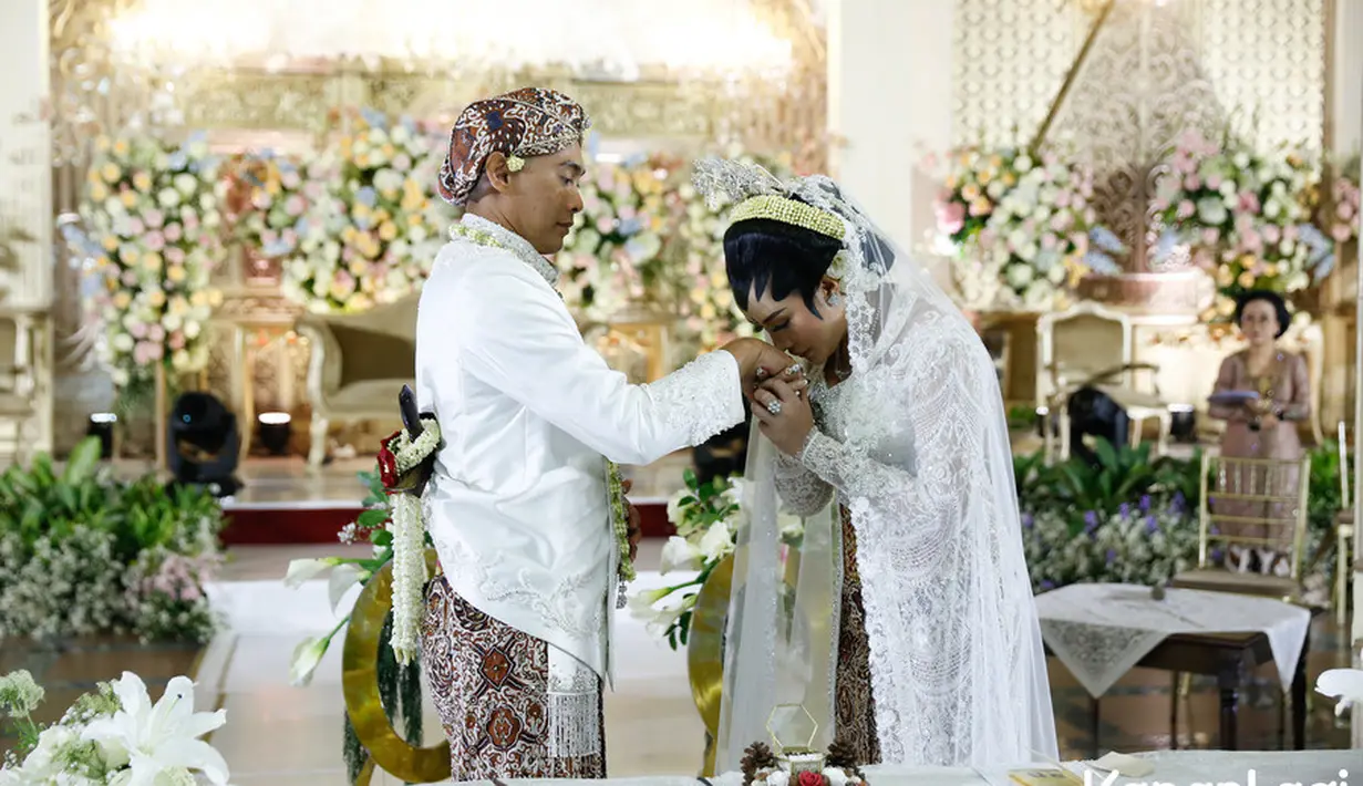 Meski sama-sama telah memiliki seorang anak, Shinta masih berharap bisa memiliki momongan dari Indra. Shinta juga mengucapkan terima kasih kepada sang suami yang telah mengerti kondisinya. [Foto: KapanLagi.com/Bayu Herdianto]