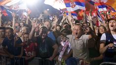 Masyarakat Serbia bersorak saat menyambut petenis Novak Djokovic dan Timnas Basket Serbia di ibu kota Belgrade, Serbia, 12 September 2023 waktu setempat. Seperti diketahui, Novak Djokovic baru saja memenangkan gelar grand slam ke-24 setelah menjuarai US Open 2023. Sementara itu, Timnas Basket Serbia berhasil meraih medali perak setelah finis kedua di Piala Dunia FIBA 2023. (AP Photo/Marko Drobnjakovic)