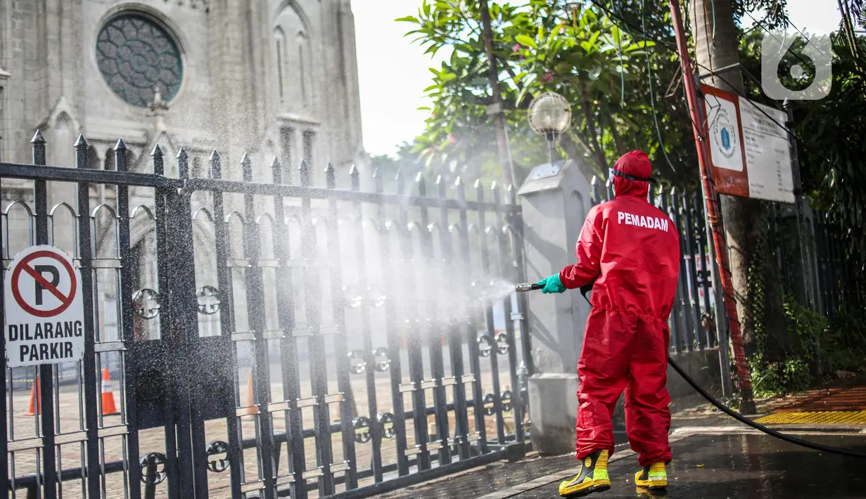 Dinas Penanggulangan Kebakaran dan Penyelamatan DKI melakukan penyemprotan disinfektan di Gereja Katedral, Jakarta, Rabu (3/6/2020). Langkah ini sebagai upaya preventif mendukung kebijakan pemerintah yang akan segera menerapkan kenormalan baru di tengah pandemi Covid-19. (Liputan6.com/Faizal Fanani)