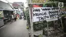 Sebuah spanduk peringatan untuk pemudik dipasang di kawasan Kartini, Sawah Besar, Jakarta, Senin (17/5/2021). Spanduk tersebut untuk memperingati warga yang kembali dari mudik lebaran agar membawa surat bebas COVID-19. (Liputan6.com/Faizal Fanani)