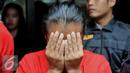 Tersangka MS menutupi wajahnya ketika dihadirkan dalam rilis di Polres Jakarta Pusat, Selasa (17/11). Polres Jakpus berhasil menangkap 2 pelaku perdagangan manusia (human traficking) dengan iming-iming bekerja sebagai PRT. (Liputan6.com/Gempur M Surya)