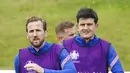 Penyerang Inggris, Harry Kane dan bek Harry Maguire melakukan pemanasan selama sesi latihan di St George's Park, Burton upon Trent, Inggris, Sabtu (10/7/2021).  Inggris akan bertanding melawan Italia pada final Euro 2020 di Stadion Wembley. (AP Photo/Dave Thompson)