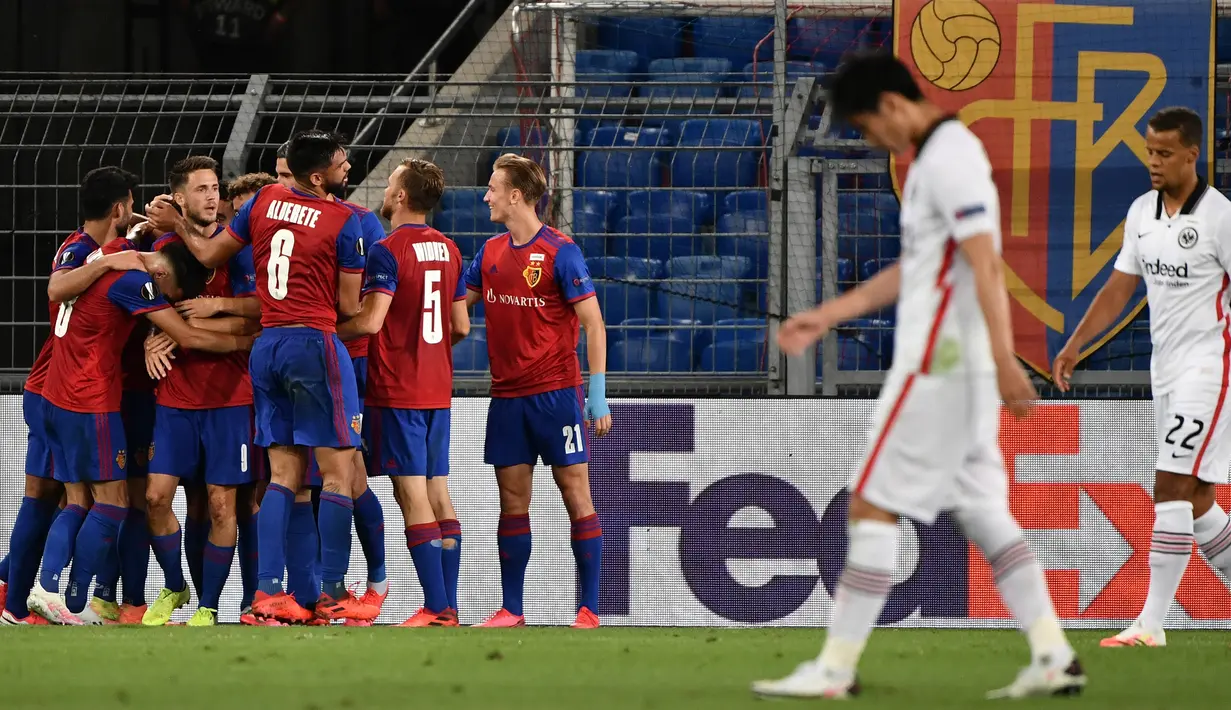 Pemain Basel merayakan gol yang dicetak Fabian Frei ke gawang Eintracht Frankfurt dalam laga babak 16 besar Liga Europa 2019/2020 di St.Jakob Park, Basel, Jumat (7/8/2020) dini hari WIB. Basel menang 1-0 atas Eintracht Frankfurt. (AFP/Fabrice Coffrini)