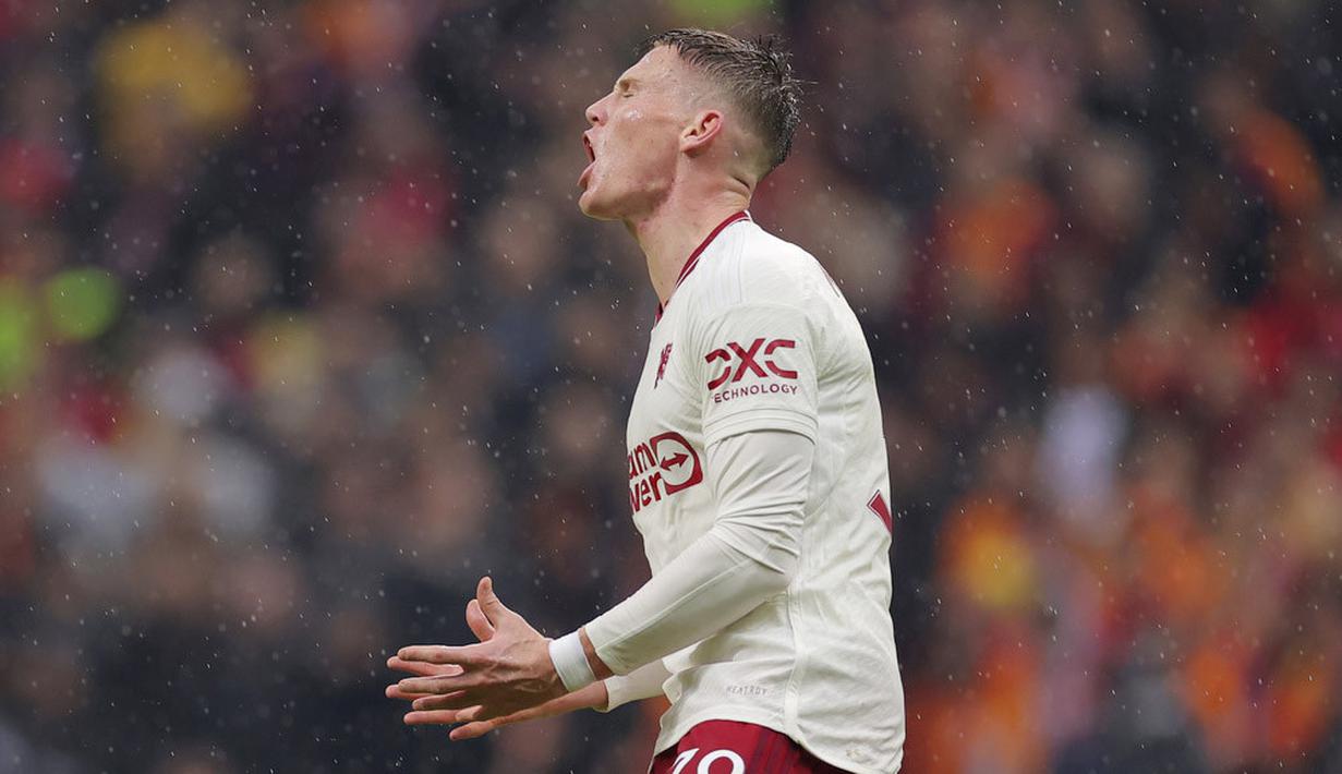 Pemain Manchester United, Scott McTominay, berteriak meluapkan kekecewaan setelah ditahan imbang Galatasaray pada laga grup A Liga Champions di Stadion Rams Park, Kamis (30/11/2023). (AP Photo)