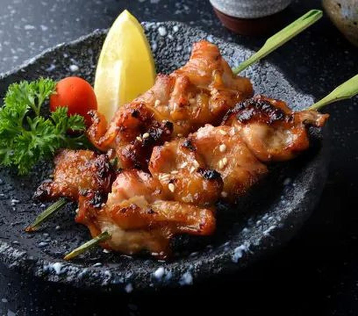 Makanan khas Jepang cukup banyak digemari oleh orang-orang Indonesia. Selain memiliki cita rasa yang lezat, beberapa makanan Jepang memang memiliki bentuk yang unik.