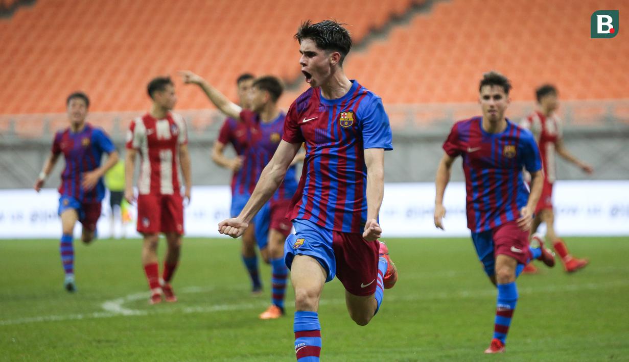 Pemain Barcelona U-18, Jan Molina Vilaseca merayakan gol kedua timnya saat laga International Youth Championship 2021 antara Barcelona U-18 melawan Atletico Madrid U-18 di Jakarta International Stadium, Jakarta, Jumat (15/04/2022). (Bola.com/Bagaskara Lazuardi)