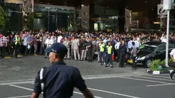 Sejumlah karyawan berkumpul di sebrang kantor Bursa Efek Indonesia (BEI) saat balkon lantai 1 bangunan ambruk, Jakarta, Senin (15/1). (Liputan6.com/Johan Tallo)