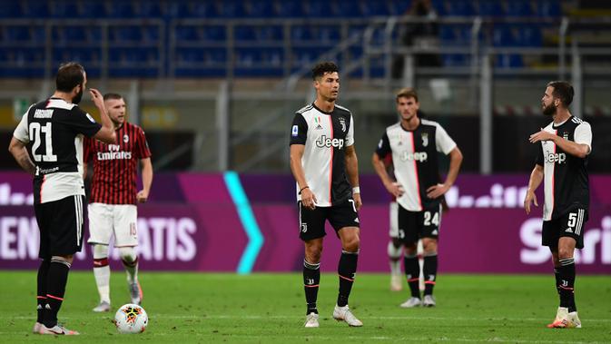 Pemain Juventus tampak kecewa usai timnya kalah saat menghadapi AC Milan pada laga lanjutan Serie A di San Siro, Rabu (8/7/2020) dini hari WIB. Juventus kalah 2-4 atas AC Milan. (AFP/Miguel Medina)