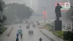 Sejumlah kendaraan melintas di tengah hujan lebat di kawasan Jalan Sudirman, Jakarta, Selasa (29/6/2021). BMKG mengungkapkan wilayah Jakarta dan sekitarnya masih dilanda hujan dan hawa dingin di musim kemarau. (Liputan6.com/Faizal Fanani)