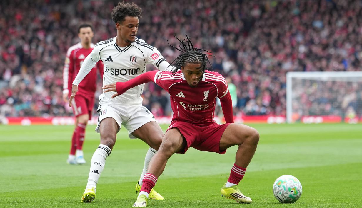 Dipercaya sebagai starter, Ngumoha tampil menawan saat menjamu Fulham di Anfield, Liverpool, Inggris. (AP Photo/Jon Super)