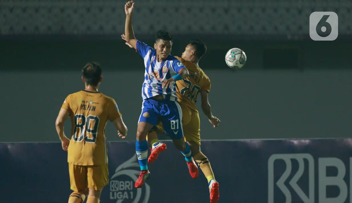 Pemain Persiraja Banda Aceh, Supriyadi Eeng duel udara dengan pemain Bhayangkara FC, Sani rizki (kanan), pada laga BRI Liga 1 di Stadion Indomilk Arena, Minggu (29/8/2021). Bhayangkara FC berhasil mengalahkan lawannya Persiraja Banda Aceh dengan skor 2-1. (Bola.com/M iqbal Ichsan)