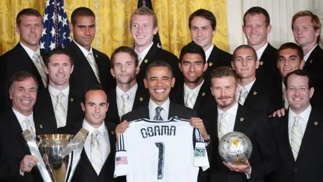 Mantan Presiden Amerika Serikat Barack Obama bersama LA Galaxy (Mirror)