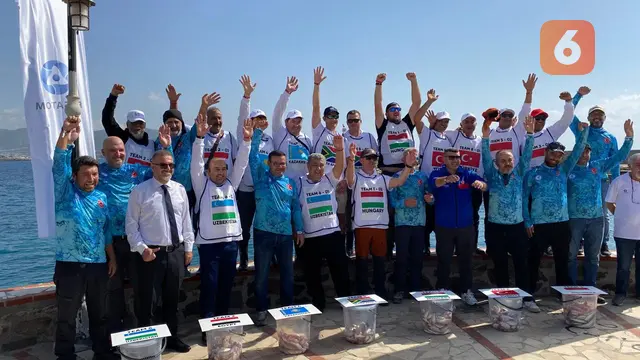 Aiptu Hamzah Basri dan Mulyadi Umar asal Kendari, Sulawesi Tenggara, mendapatkan juara dua Rosatom International Fishing Tournament 2025, di Mersin, Turki, pada Rabu (22/10/2025) (Dok. Liputan6.com/Teddy Tri Setio Berty).