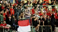 Sejumlah suporter menyanyi bersama saat memberi dukungan untuk Timnas Indonesia U-19 melawan Brunei Darussalam pada laga kedua Grup A Piala AFF U-19 2022 di Stadion Patriot Candrabhaga, Bekasi, Senin (4/7/2022). (Bola.com/M Iqbal Ichsan)