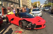 Hilang kendali, LaFerrari 'remukkan' tiga mobil parkir tak bersalah