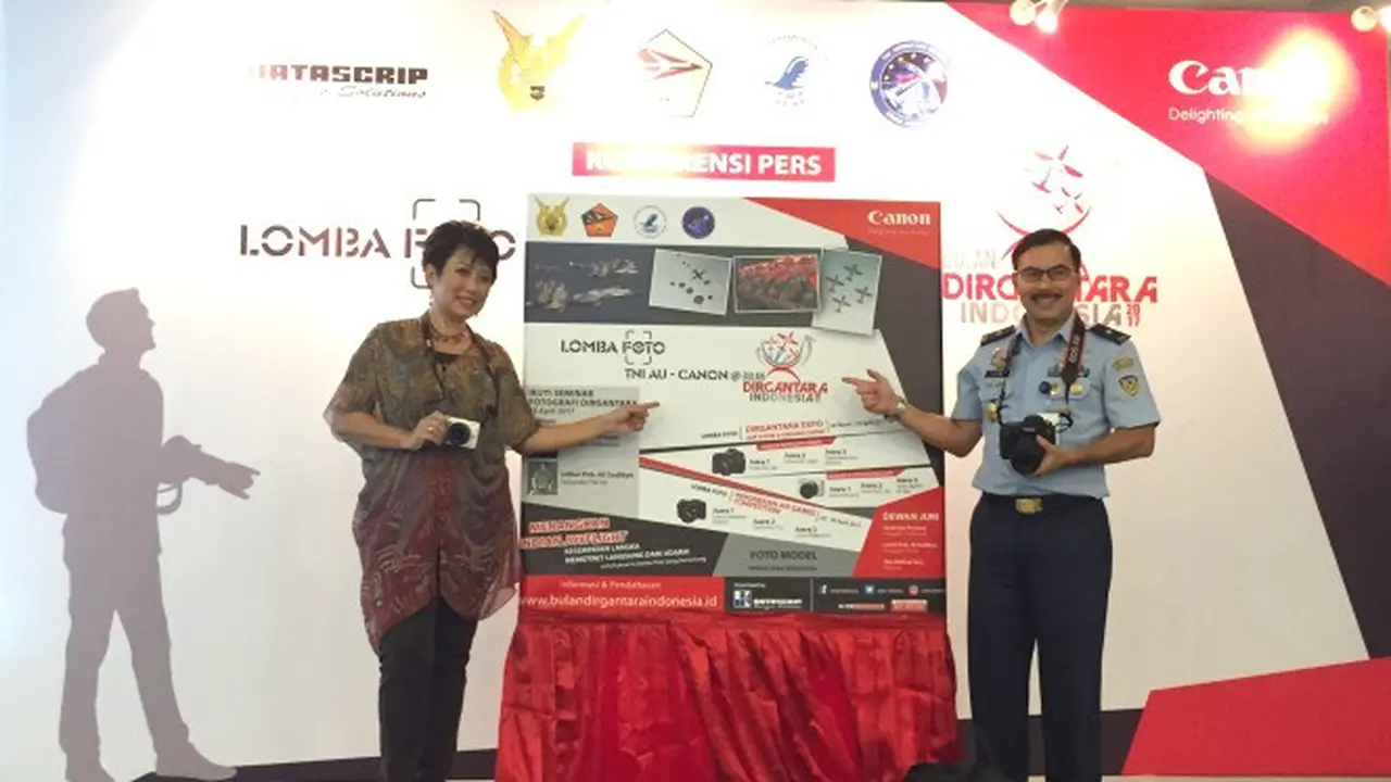 Ki-ka Merry Harun, Canon Division Director PT Datascrip Indonesia bersama Letkol Pnb. Ali Sudibyo, Fotografer TNI AU. Liputan6.com/Jeko Iqbal Reza