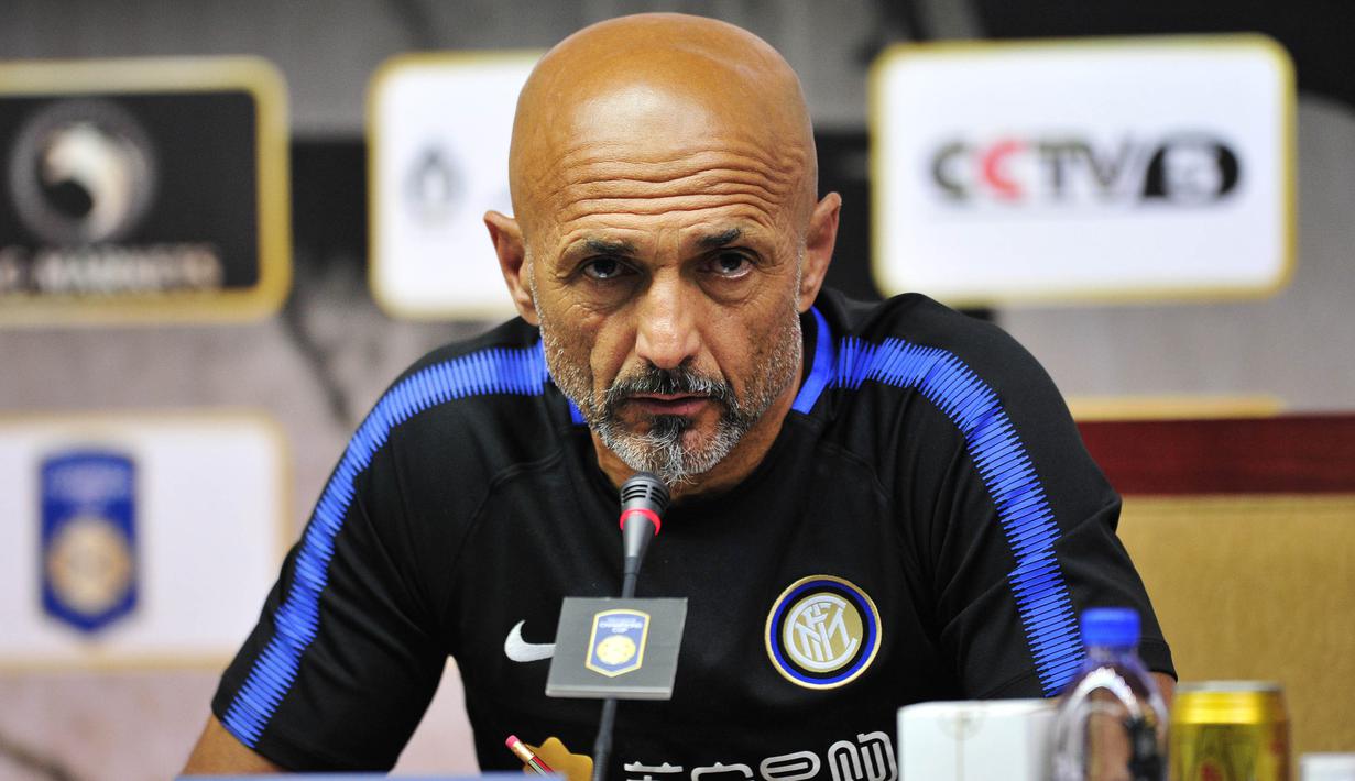 Pelatih Inter Milan, Luciano Spalletti, memberikan keterangan pers di Nanjing, China, Minggu, (23/7/2017). Inter Milan akan menghadapi Olympique Lyon pada laga turnamen pramusim ICC 2017. (AFP/STR)