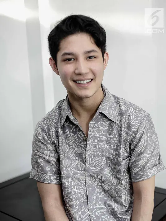 Gaya anak Tamara Bleszinsky, Teuku Rassya saat dijumpai di kawasan Jakarta, Rabu (11/4). Selama menempuh pendidikan di Inggris, Rassya harus belajar hidup mandiri. (Liputan6.com/Faizal Fanani)