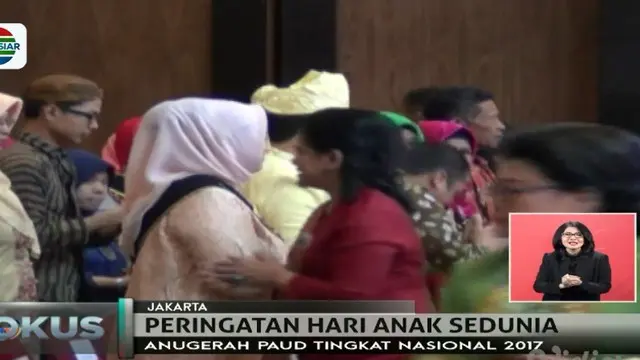 Berjasa tingkatkan layanan  PAUD Joseph Orem Blikololong raih penghargaan dari ibu negara, Iriana Joko Widodo.