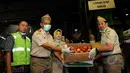 Kepala Badan Karantina Kementerian Pertanian, Banun Harpini (ketiga dari kiri) menunjukkan salah satu jenis apel tidak layak dan tidak aman makan untuk dimusnahkan di Karawang, Jawa Barat, Jumat (6/3/2015). (Liputan6.com/Helmi Fithriansyah)