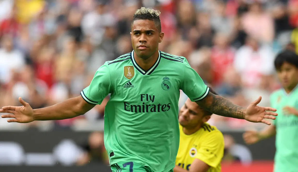 Mariano Diaz. Striker asal Rep. Dominika ini didatangkan dari Badalona pada Agustus 2012 dan langsung memperkuat tim yunior Real Madrid hingga 2015/2016. Semusim di tim senior, ia dipinjamkan ke Lyon hingga 2018/2019. Musim ini baru tampil dalam 19 laga dengan mencetak 1 gol. (AFP/Christof Stache)
