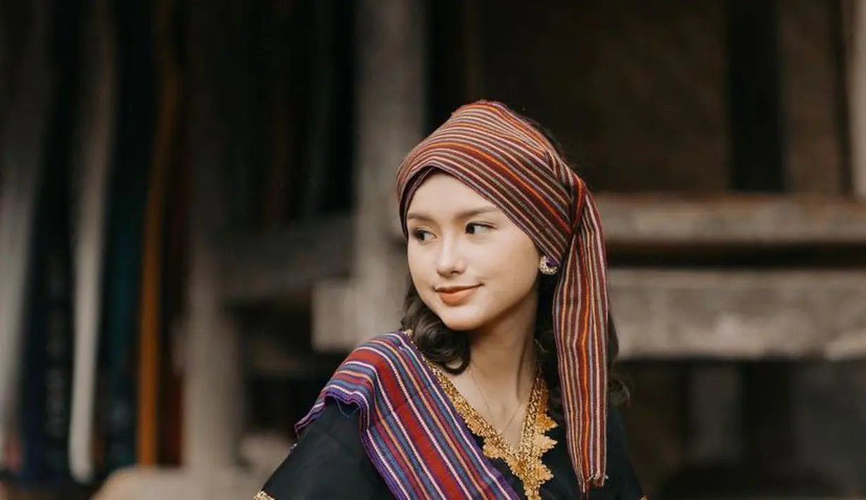 Dirinya pun terlihat flawless dengan makeup natural. Banyak netizen yang memuji penampilan kekasih Azriel Hermansyah ini. (Instagram/deraian._).