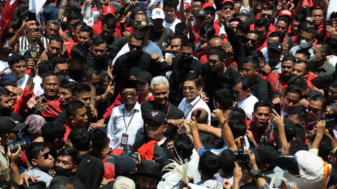 Di tengah kerumunan massa pendukung, bakal calon presiden dan bakal calon wakil presiden Ganjar Pranowo bersama Mahfud MD tiba di depan kantor Komisi Pemilihan Umum (KPU), Jakarta, Kamis (19/10/2023).