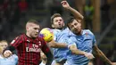 Pemain Lazio, Senad Lulic dan Francesco Acerbi berebut bola dengan pemain AC Milan, Ante Rebic, pada laga Serie A 2019 di Stadion San Siro, MInggu (3/11). AC Milan takluk 1-2 dari Lazio. (AP/Antonio Calanni)