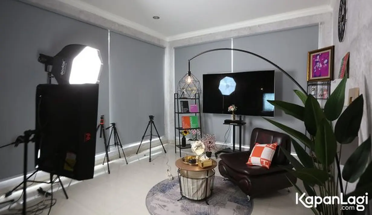 Ruang podcast Rey Utami untuk kanal Youtubenya. Studio dengan beberapa peralatan untuk syuting. Studio mewah dengan peralatan lengkap yang merupakan kado dari sang suami tercinta. [Foto: KapanLagi.com®/Budy Santoso]