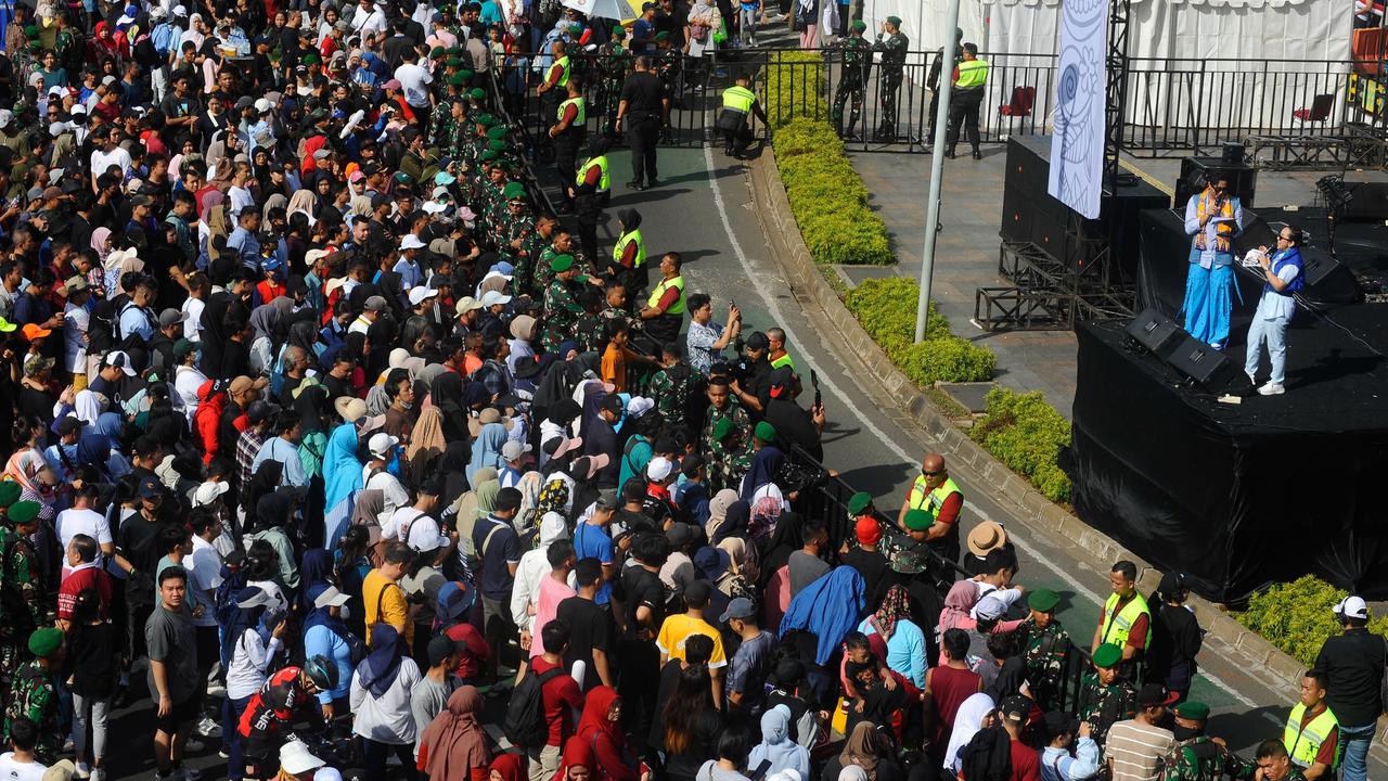 Antusiasme Ribuan Orang Padati Panggung Pesta Rakyat Pelantikan Prabowo di Bundaran HI