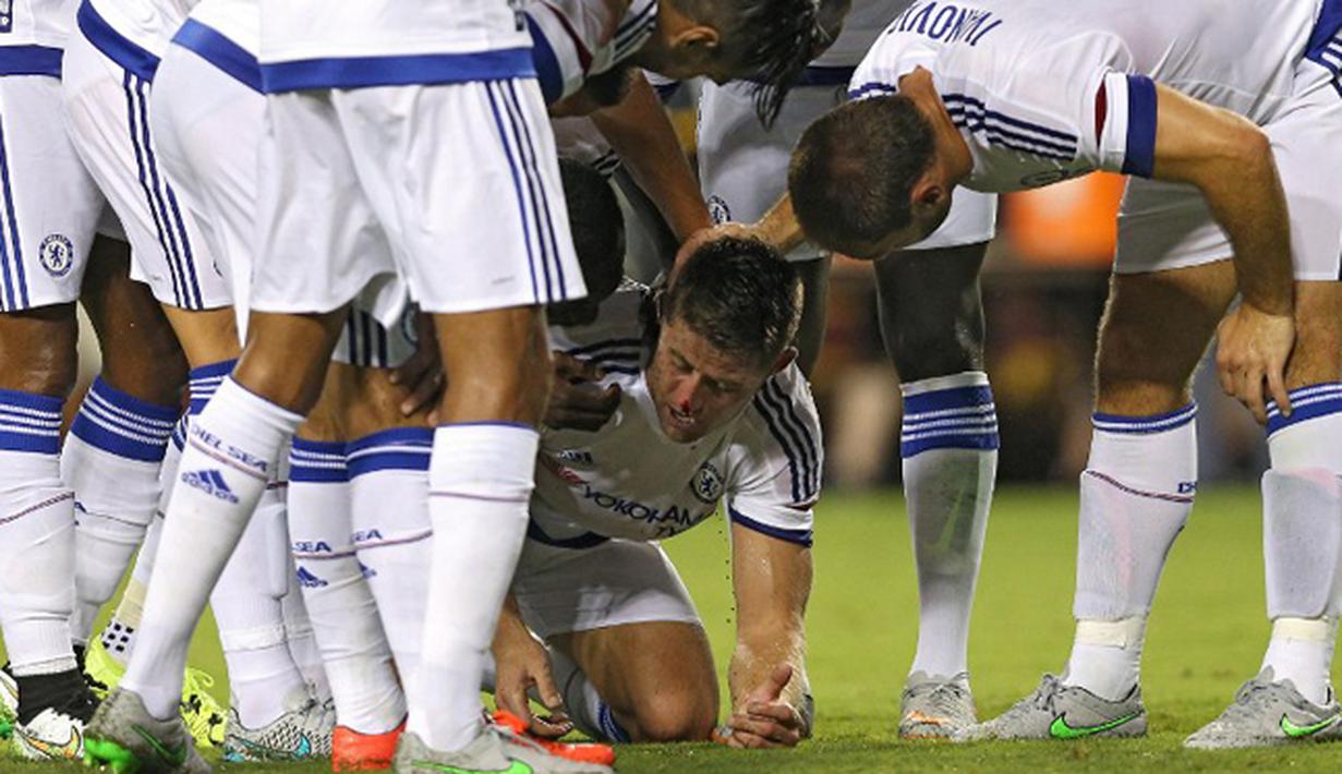 Gary Cahill mendapatkan ucapan selamat dari pemain lainnya usai mencetak gol di International Champions Cup 2015 di Landover, Maryland, Rabu (29/7/2015). Chelsea menang 4-2 lewat adu penalti, usai bermain imbang 2-2 waktu normal. (AFP/Patrick Smith)