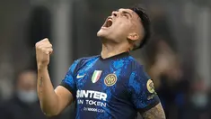 Penyerang Inter Milan Lautaro Martinez merayakan gol pertama timnya ke gawang Cagliari pada laga lanjutan Liga Italia pekan ke-17 di Guseppe Meazza, Senin dini hari WIB (13/12/2021). Inter Milan menang telak 4-0 atas tim tamu Cagliari. (AP Photo/Luca Bruno)
