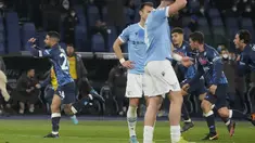 Penyerang Napoli, Lorenzo Insigne (kiri) berselebrasi usai mencetak gol ke gawang Lazio pada pertandingan lanjutan Liga Serie A Italia di stadion Olimpiade Roma, Senin (28/2/2022). Napoli menang tipis atas Lazio 2-1. (AP Photo/Gregorio Borgia)