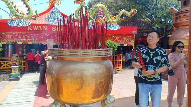 Ratusan umat Tri Dharma dari berbagai daerah mengikuti upacara sembahyang dan doa bersama dalam rangka memperingati Hari Ulang Tahun (HUT) YM Kongco Kwan Sing Tee Koen ke-1863. (Istimewa)