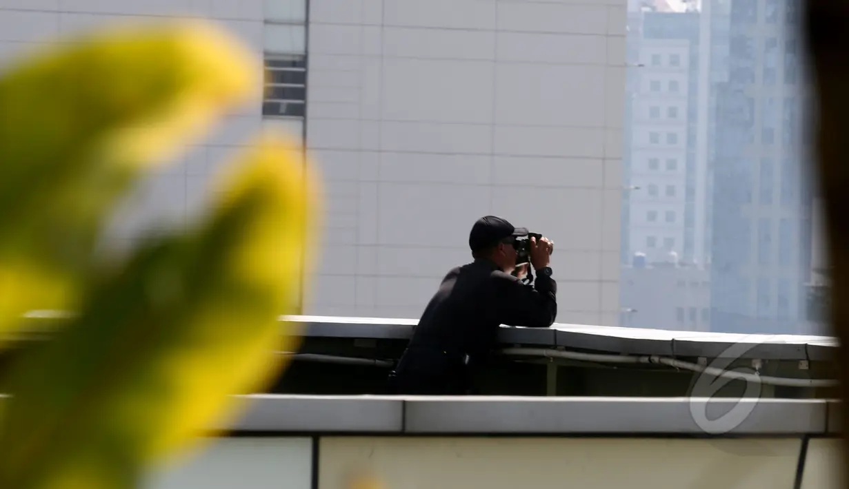 Penembak jitu (sniper) TNI menggunakan teropong mengawasi kawasan Bundaran HI, Jakarta, Senin (20/4). Dua puluh tujuh ribu personel TNI dikerahkan untuk menjaga keamanan KAA ke-60 di Kota Jakarta dan Bandung. (Liputan6.com/Johan Tallo)