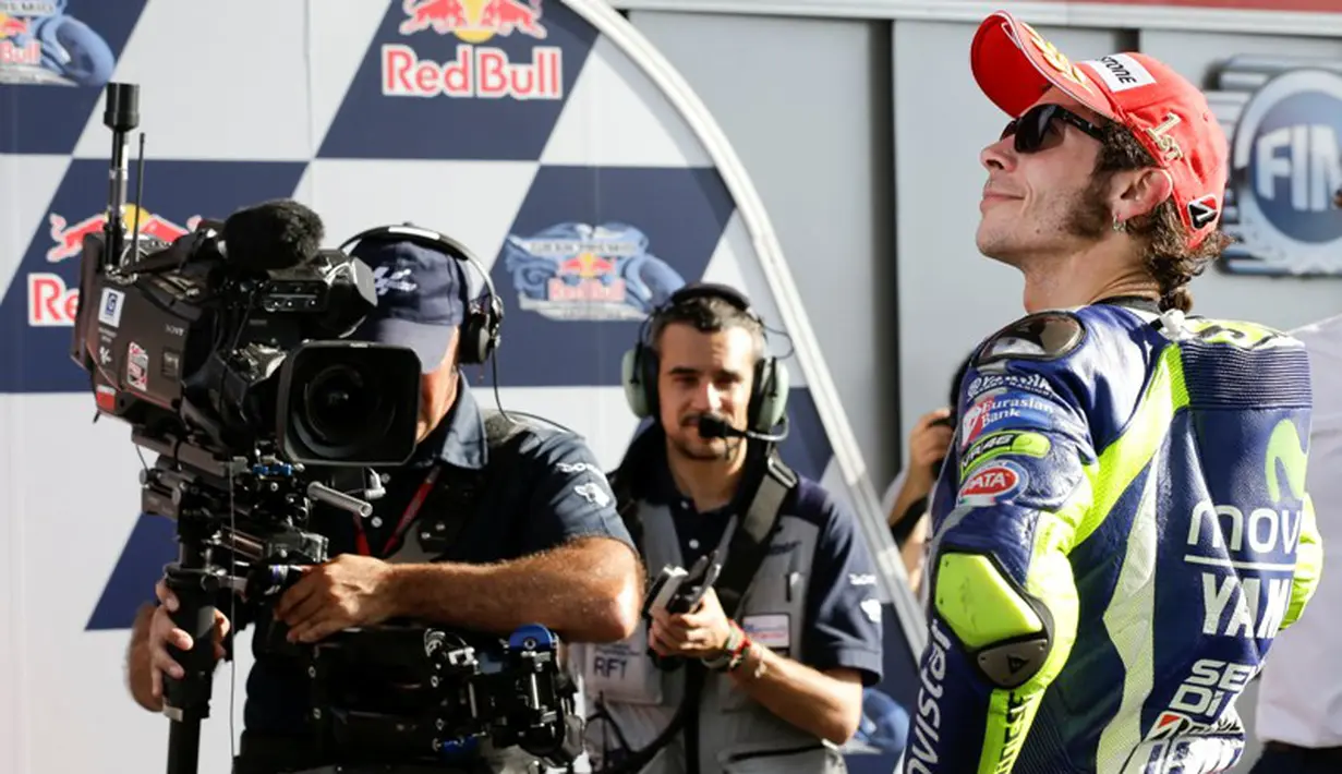 Bagi Rossi, ini adalah podium juara yang kedua di musim ini. Sebelumnya, pebalap asal Italia ini sukses finis terdepan di MotoGP Qatar. (AP Photo/Natacha Pisarenko)