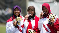 Tim Panahan Putri Indonesia, Diananda Chairunisa, Linda Lestari, Titik Kusumawardani, menunjukkan medali perak nomor beregu putri recurve SEA Games 2017 di MSN Archery Centre, Kuala Lumpur, Malaysia, Senin (21/8). (Liputan6.com/Faizal Fanani)